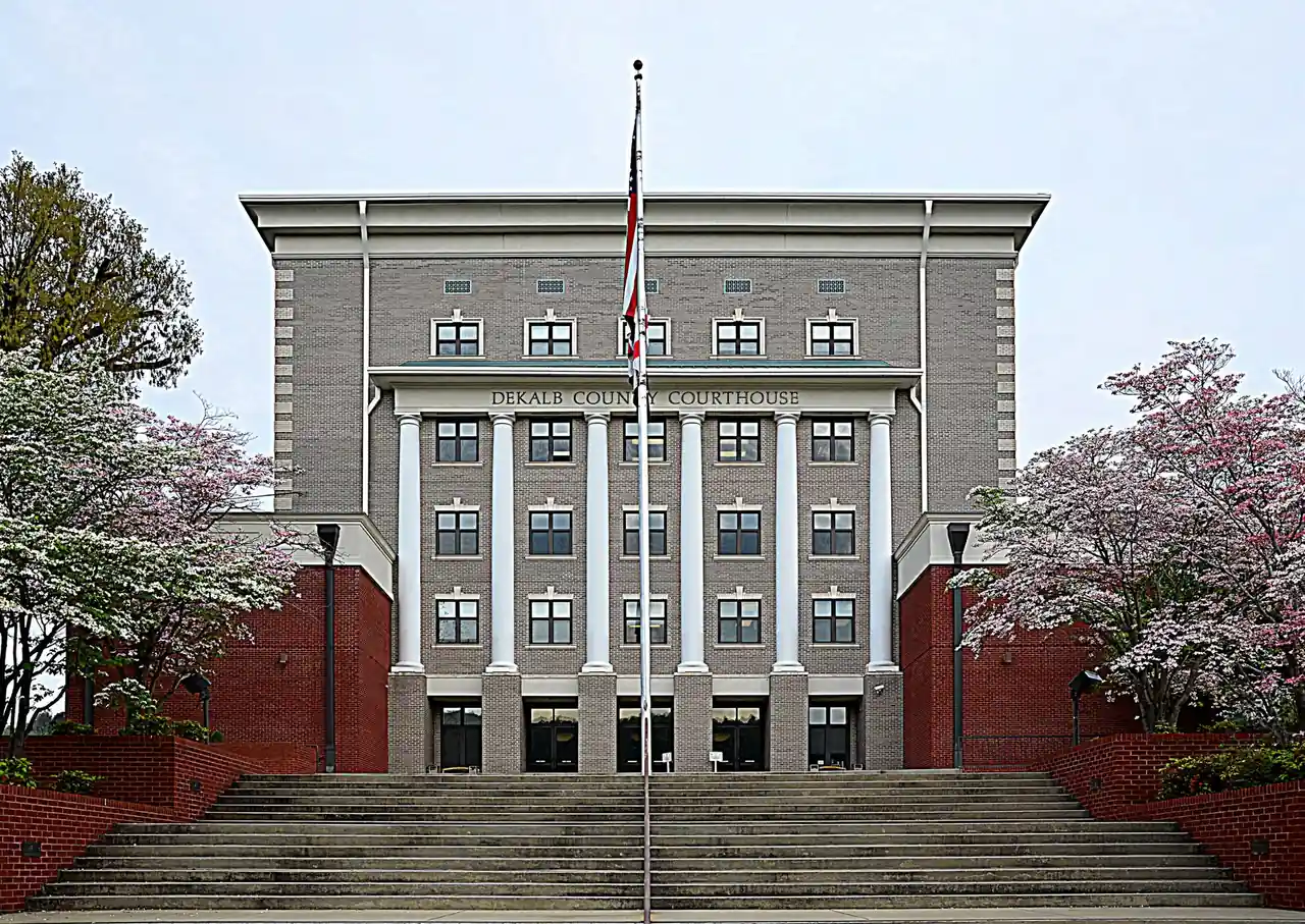 Front entrance and steps of the DeKalb County Courthouse in Fort Payne, Alabama